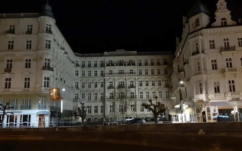 Jedním z uzavřených karlovarských hotelů je i Pupp.