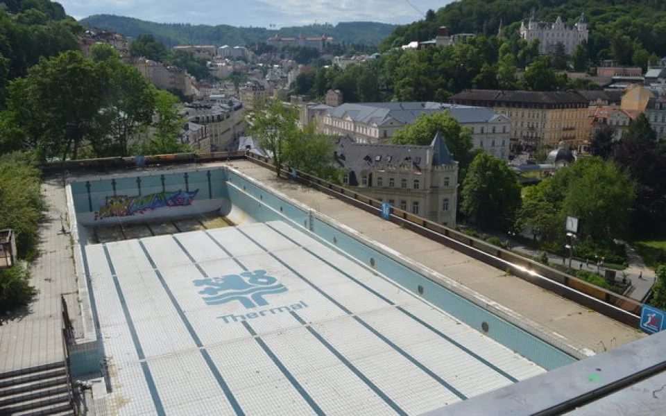 Hotel Thermal začal s rekonstrukcí bazénu, hotový má být do léta