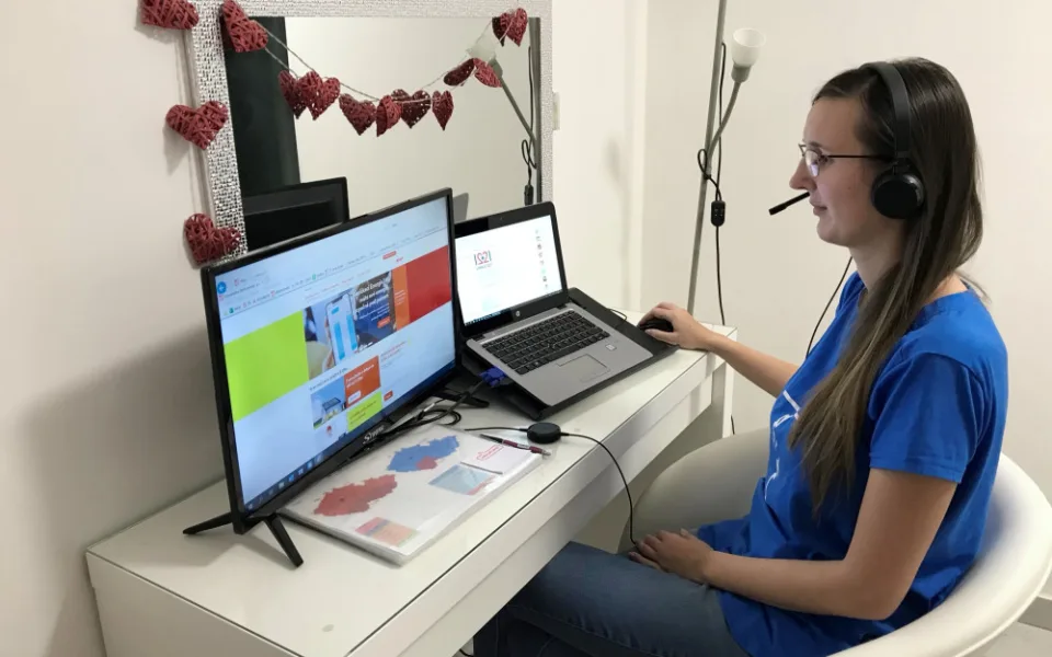 Někdy jenom stačí si s lidmi popovídat, říká dobrovolnice z koronavirové linky