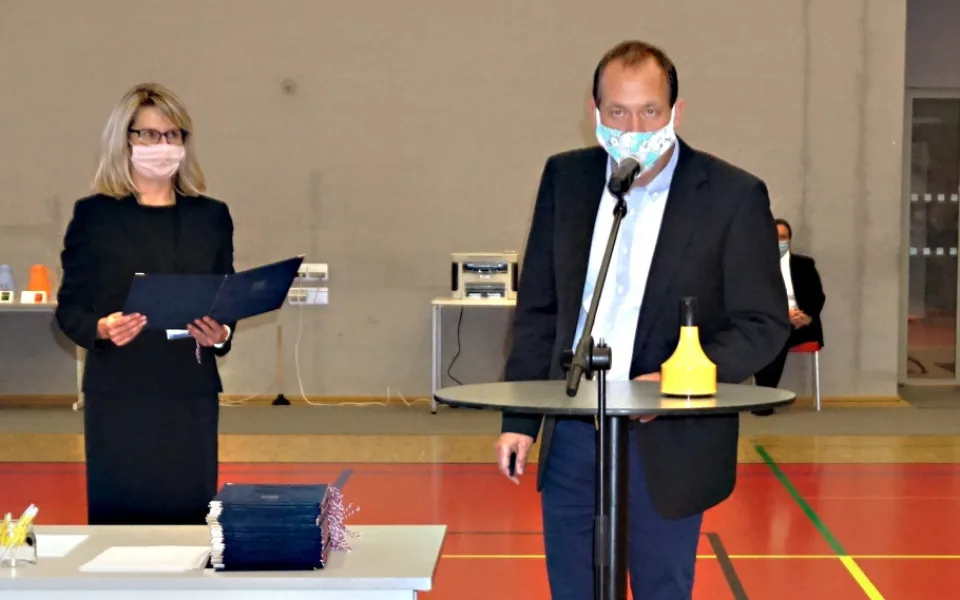 Pravděpodobně budoucí hejtman Karlovarského kraje, Petr Kulhánek, při skládání slibu krajského zastupitele