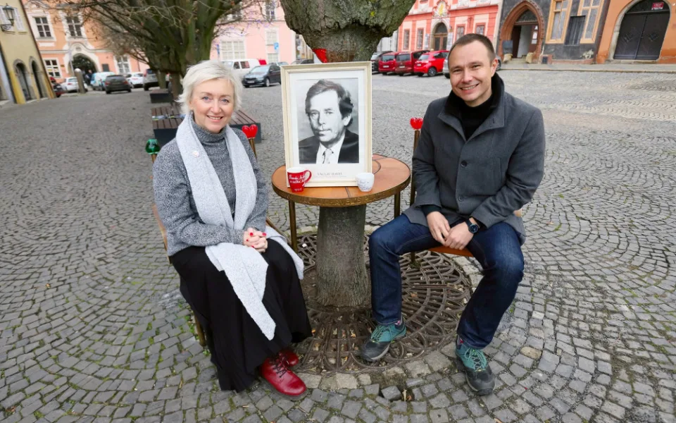 V Chebu vzpomínali na Václava Havla u jeho lavičky v historickém centru