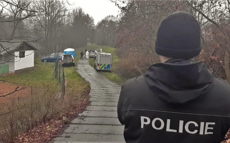Kolemjdoucí našla u řeky v Karlových Varech mrtvého novorozence