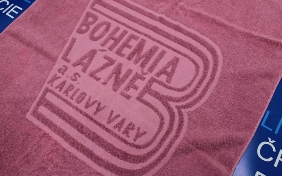 Mrtvé novorozeně u řeky bylo zabalené do hotelového ručníku