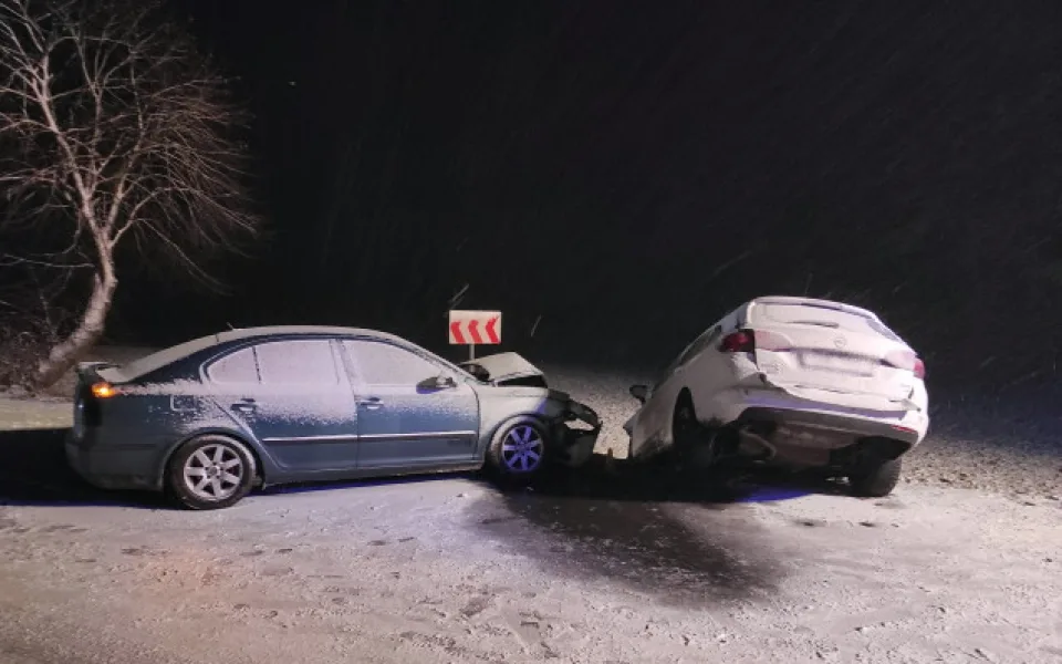 Mladík nezvládl jízdu po zasněžené silnici a srazil se s protijedoucím vozem