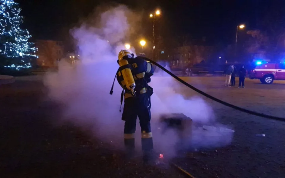 Neodpalujte zábavní pyrotechniku z oken nebo balkonů, varují hasiči