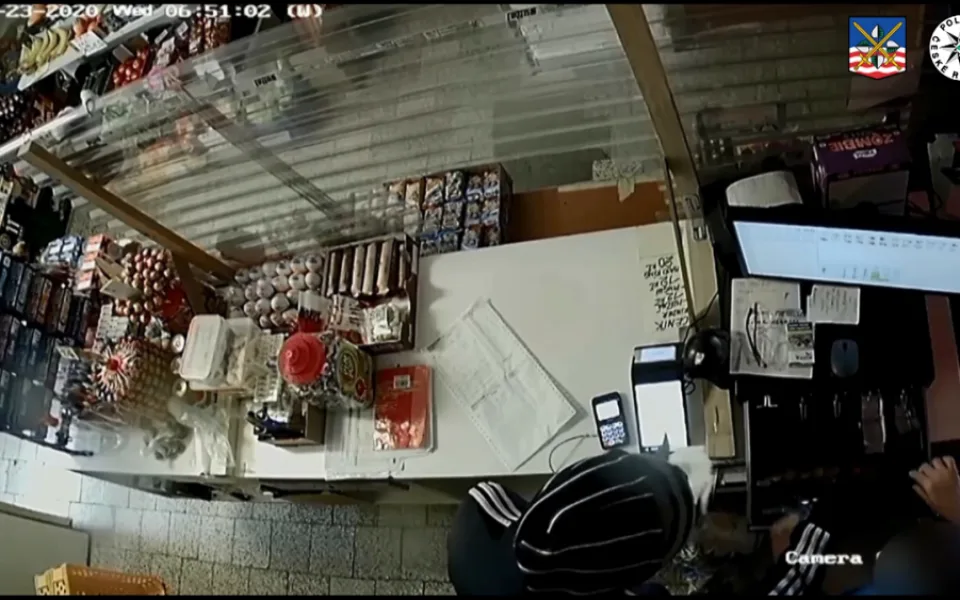 VIDEO: Dej mi peníze, nebo tě zabiju! Muž s nožem v ruce přepadl večerku