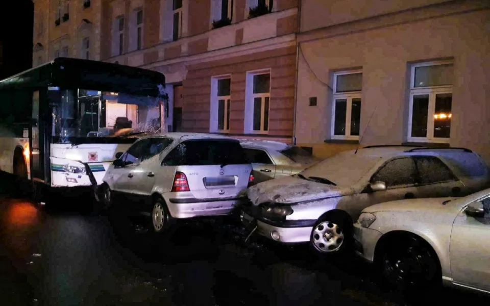 Sedmdesátiletý řidič autobusu poškodil 11 zaparkovaných aut