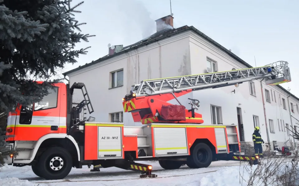 Požár zasáhl bytový dům, desítky rodin zatím bydlí v tělocvičně