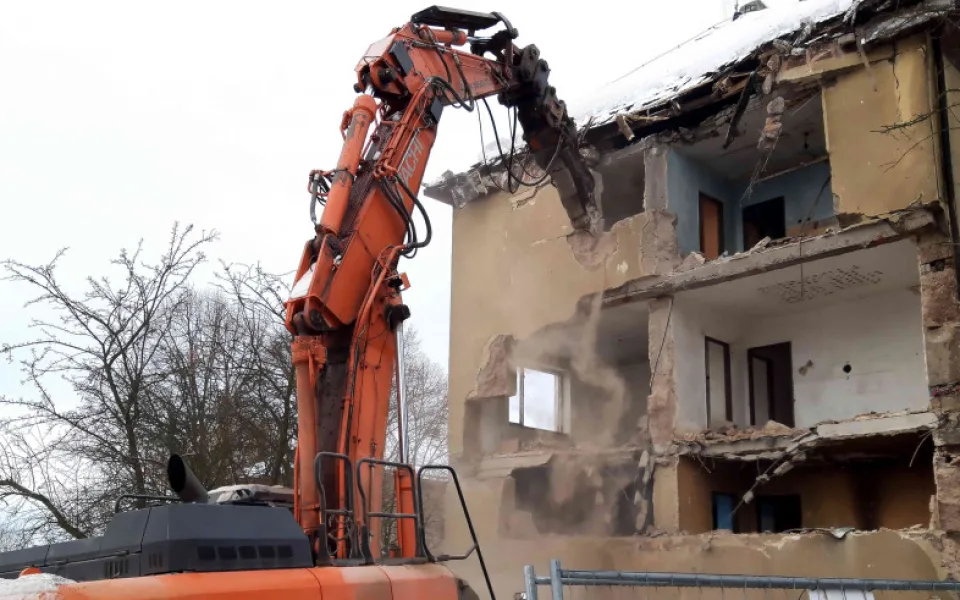 V Sokolově začala demolice vybydlených domů, nahradí je parkoviště