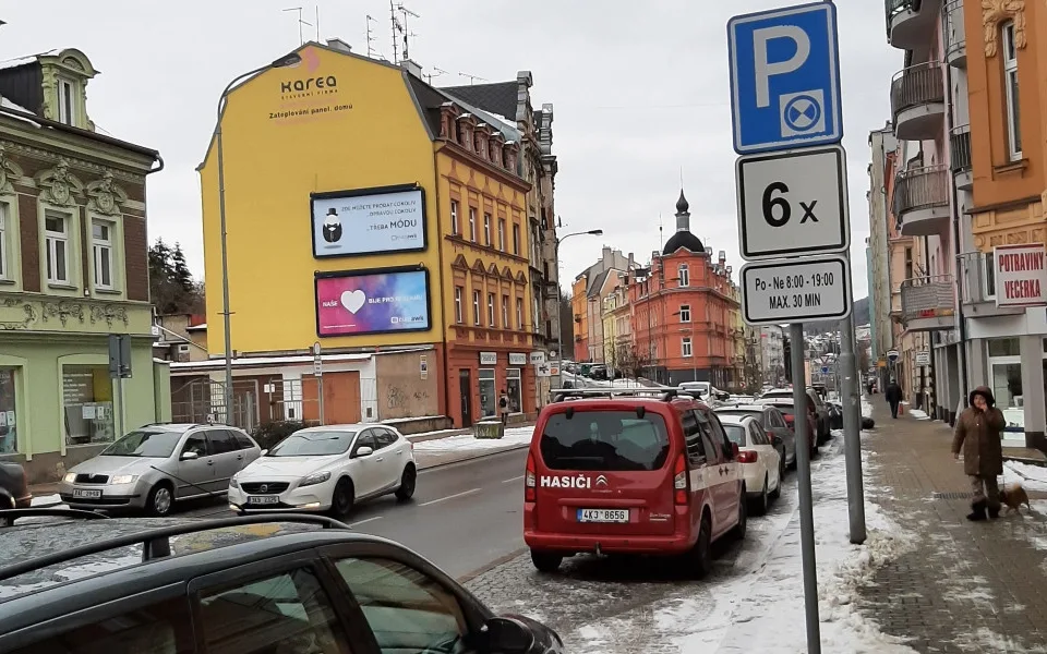 Situaci na Sokolovské ulici nepomohlo vyřešit ani vyhrazení několika parkovacích míst pro krátkodobé stání.