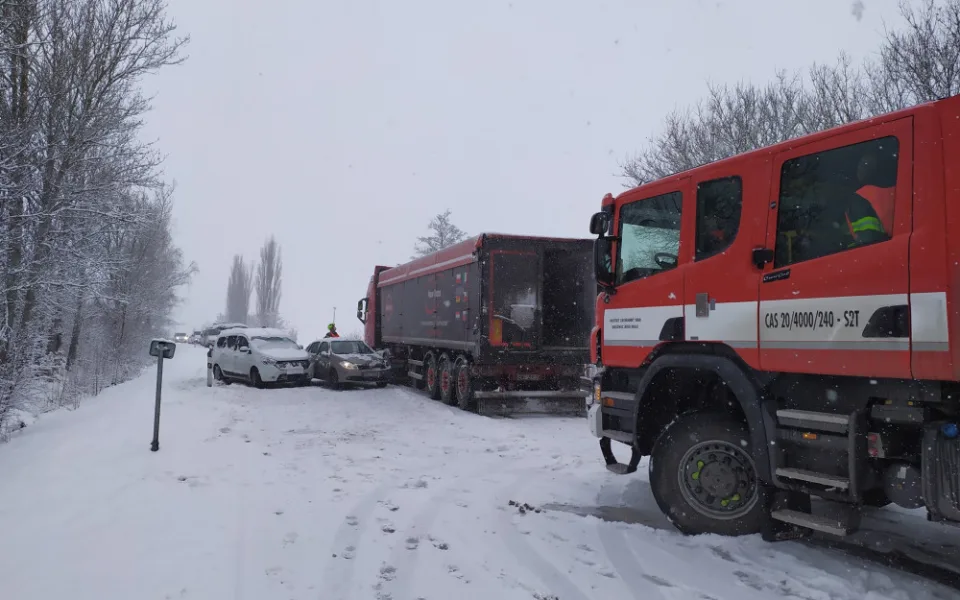 Silnice v Karlových Varech od Doubského mostu směrem na Jenišovv