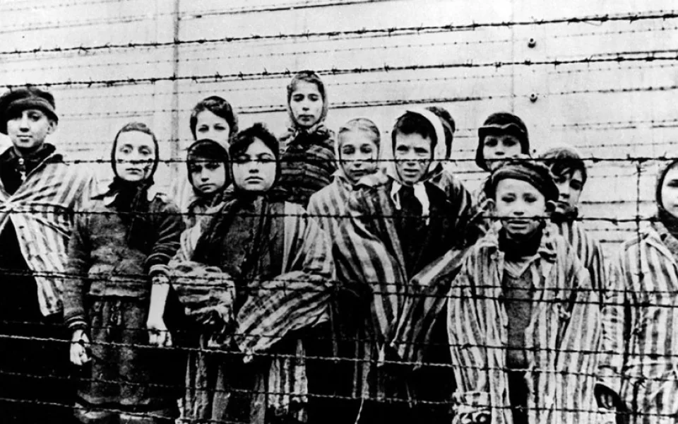 Svět si připomíná 76 let od osvobození Osvětimi, ze vzpomínek pamětníků dodnes mrazí
