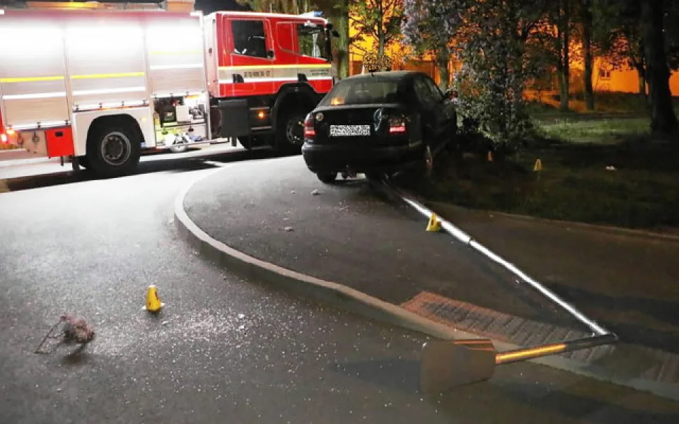 Soud poslal na 16 let do vězení mladíka, který se pokusil přejet autem dva lidi