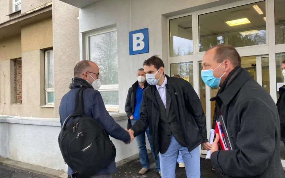 Ministr Blatný přijel osobně ověřit situaci v chebské nemocnici