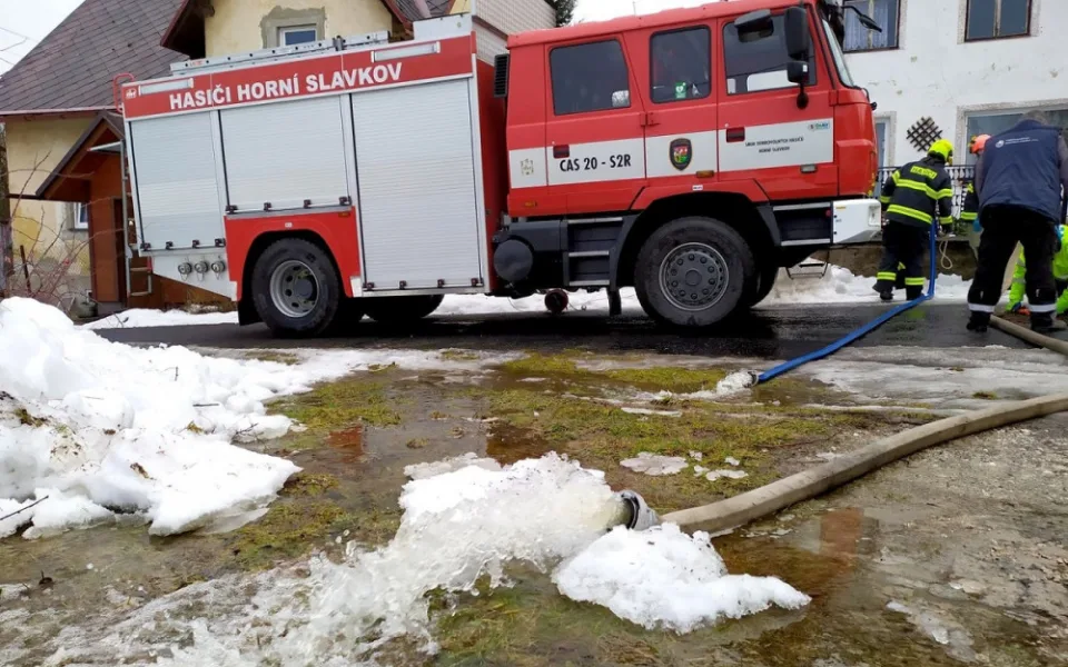 Obleva zvedla hladiny řek, hasiči už odčerpávali vodu ze sklepů