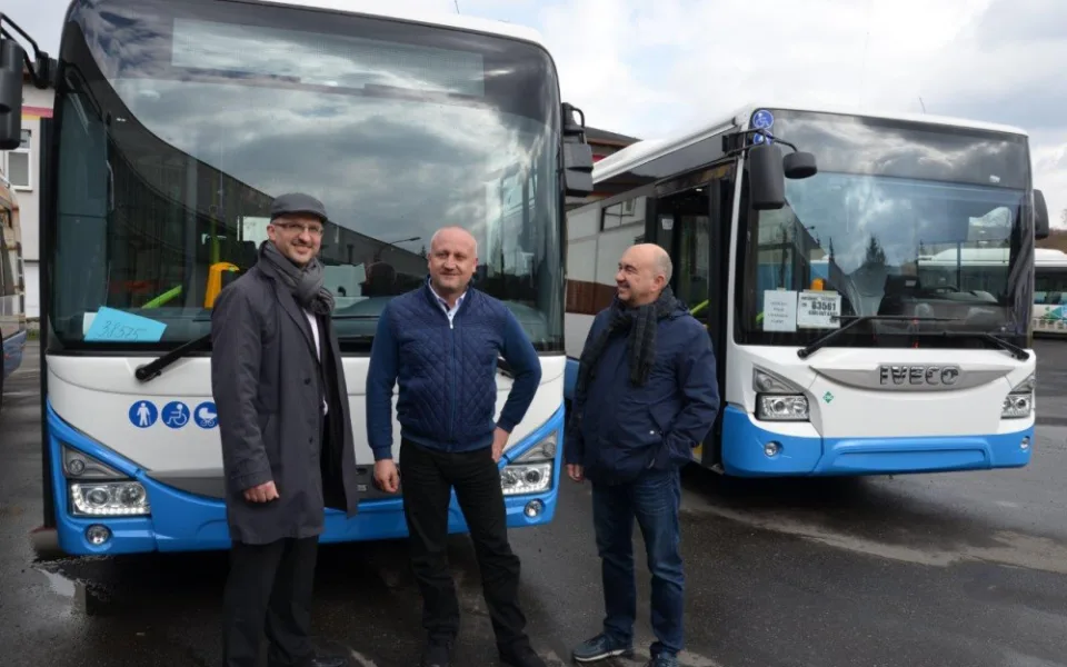 Náměstek karlovarské primátorky Tomáš Trtek (vlevo) při přejímce nových autobusů. 