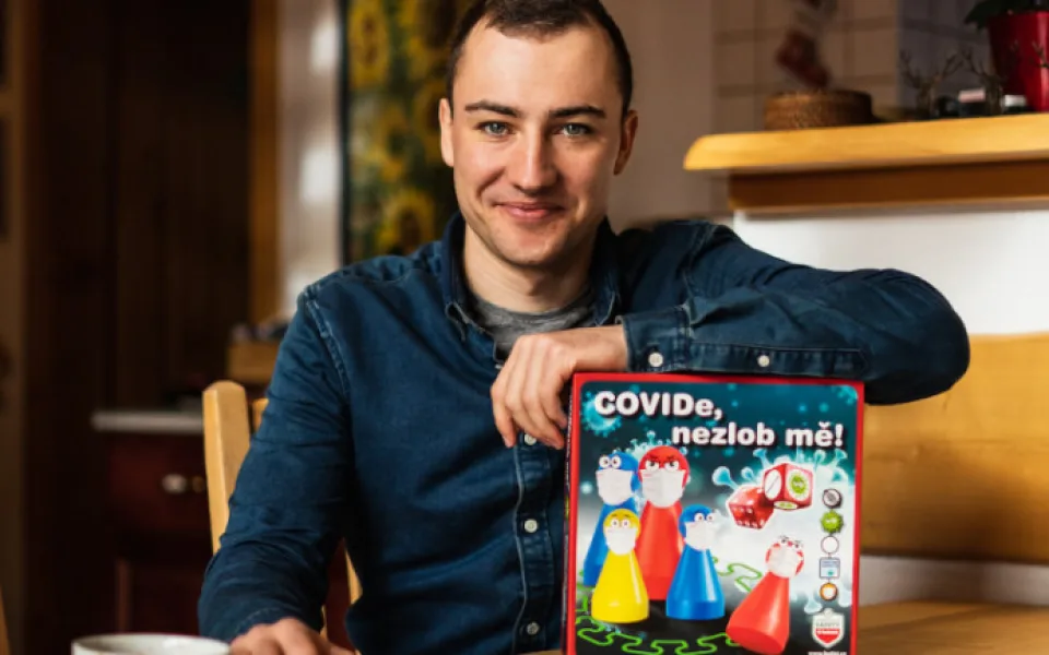 Covide, nezlob mě – mladý biatlonista trefil do černého novou deskovou hrou
