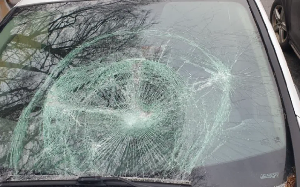 Opilec s dlažební kostkou v ruce poničil auto svého bývalého šéfa