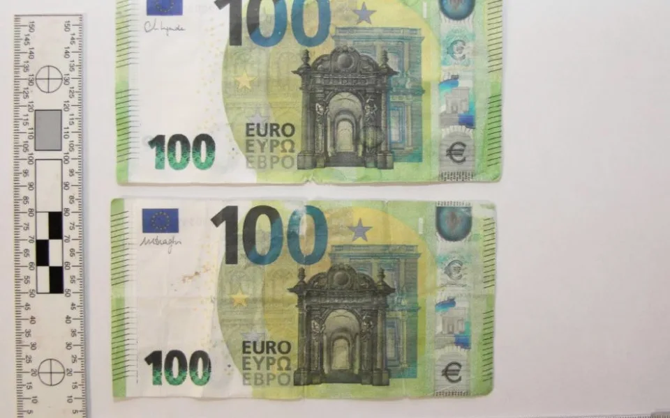 Nechával se vozit taxíkem, přitom platit falešnými bankovkami