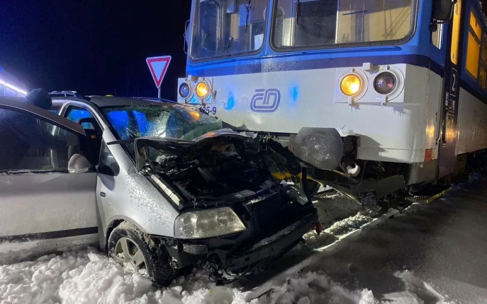 Vlak smetl auto na přejezdu, zaklíněného řidiče museli vyprostit hasiči