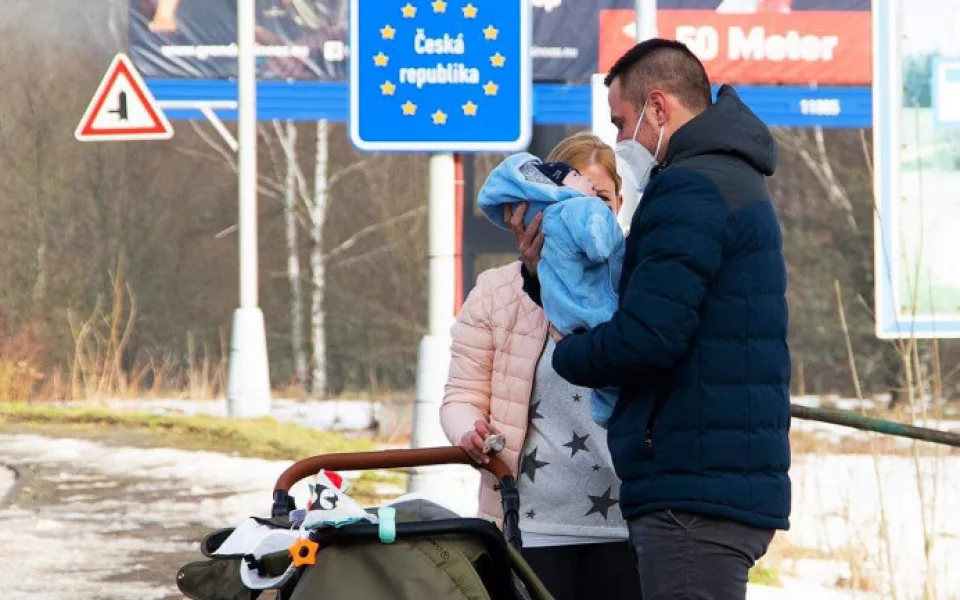 Internet obletěla fotka dojemného setkání pendlera s rodinou na hraniční čáře.