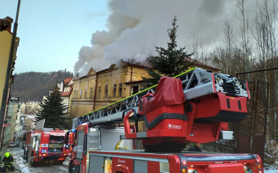 V Karlových Varech hoří budova bývalé tělocvičny