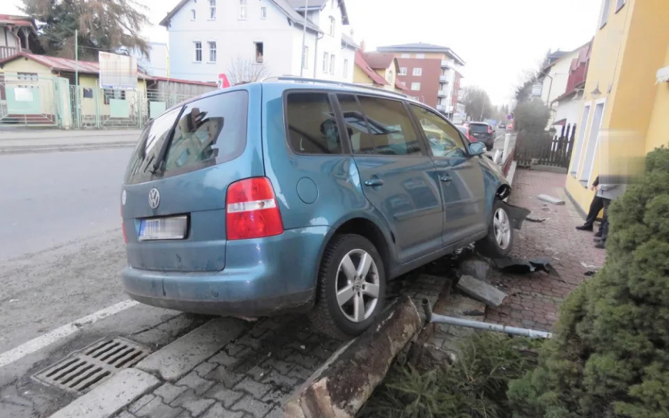 Opilý řidič zdemoloval oplocení rodinného domu