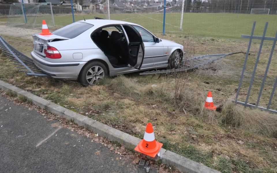 Opilý řidič se v bavoráku se snažil o driftování, nakonec havaroval