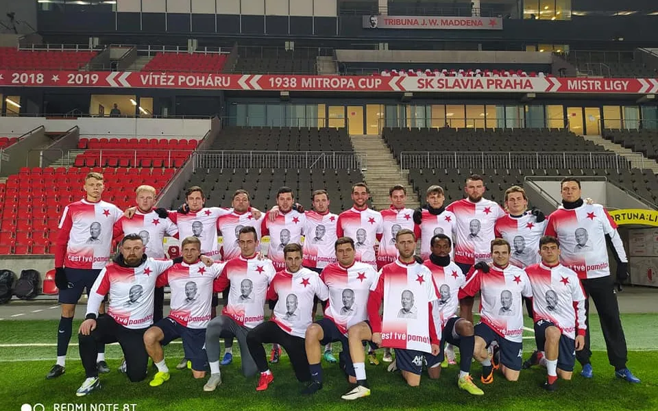 Karlovarský tým nastoupil k utkání v dresech s fotografií nedávno zesnulého předsedy Zdeňka Havla.