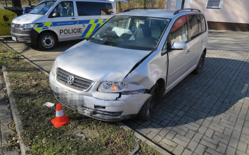 Řidička si spletla jedničku se zpátečkou i brzdu s plynem, v cestě ji bohužel stál dům
