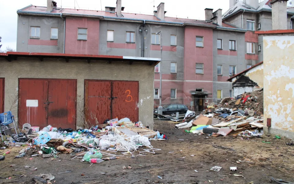 Lidé se doslova topili v odpadcích, černá skládka vznikla u domů u bývalého železničního depa