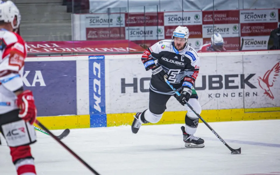 Kapitán Energie Václav Skuhravý dnes odehraje extraligový zápas s číslem 1000.