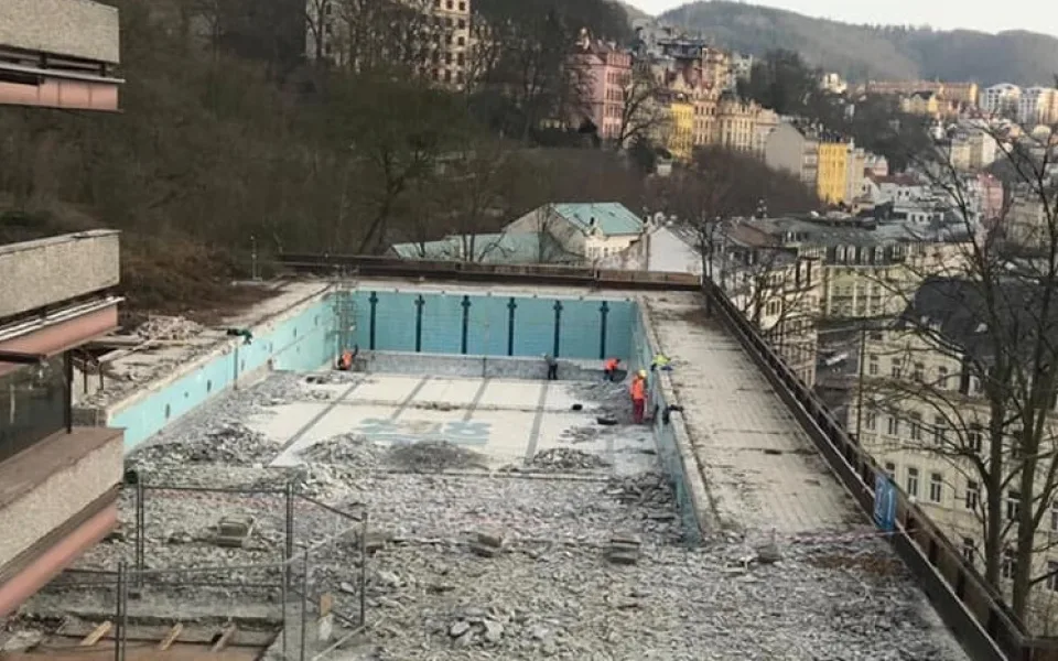 Začaly hlavní práce na opravě bazénu karlovarského hotelu Thermal