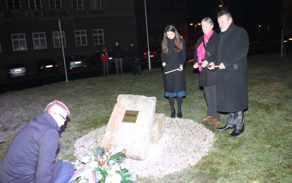 Základní kámen pomníku nazvaného Reflexe byl v Ostrově položen před dvěma lety