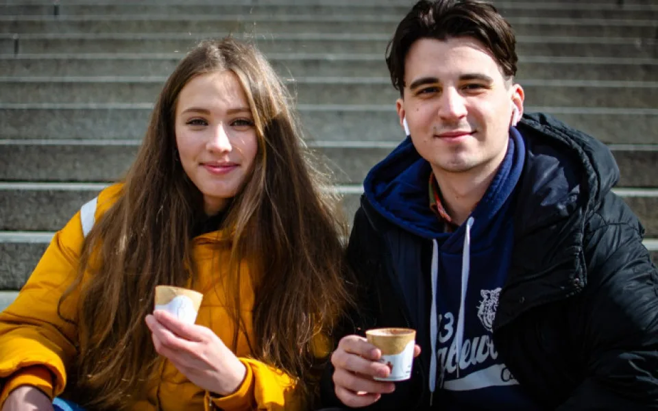 Slaný kelímek na pivo, sladký na kávu. Studenti z Prahy vyrábí jedlé kelímky