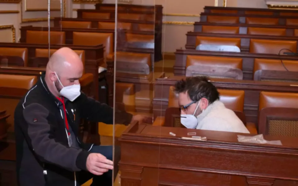 Plexisklo pro Volného a Bojka zaplatí daňoví poplatníci.