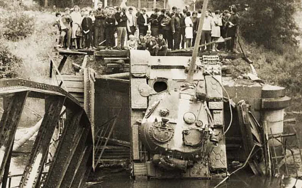 Ruský tank spadl z Dvorskho mostu do řeky Ohře