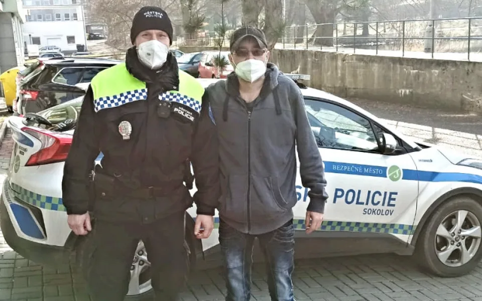 Muž se se svým zachráncem sešel, aby mu osobně poděkoval