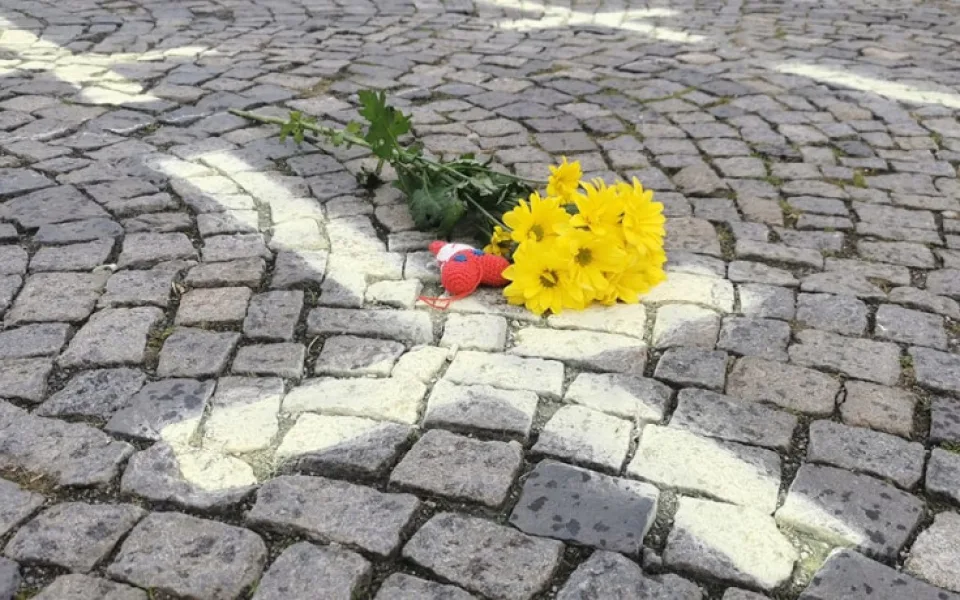 Křížky jako symbol piety i nenávisti, na dobrovolníky z Chebu se snáší vlna nenávistných komentářů