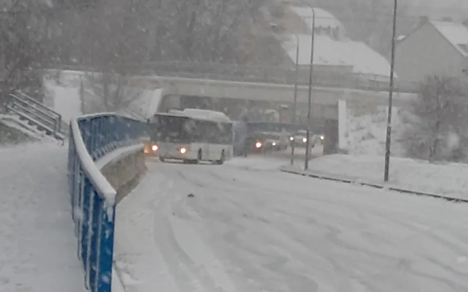 Dopravu v kraji komplikuje husté sněžení, někde se stojí v kolonách