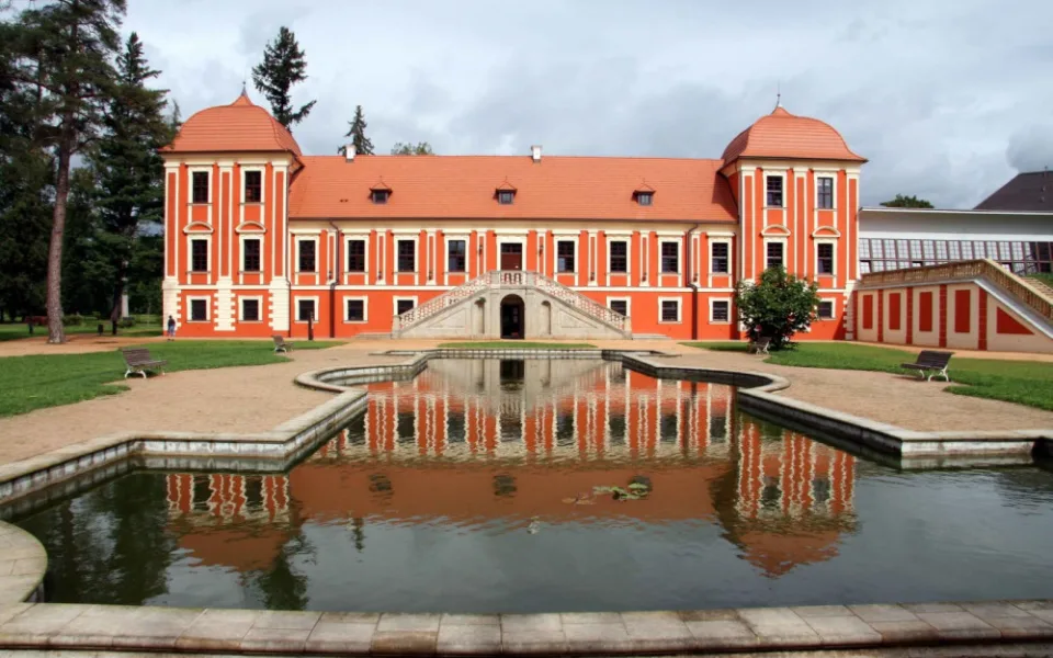 Městská knihovna Ostrov sídlí v Paláci princů.