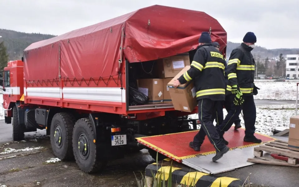 Krajští hasiči během čtvrtka rozvezou 105 tisíc antigenních testů pro školy