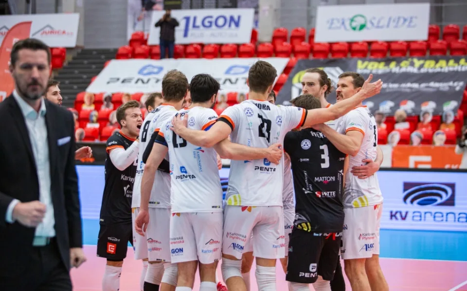Radost hráčů VK Karlovarsko po prvním vyhraném finále