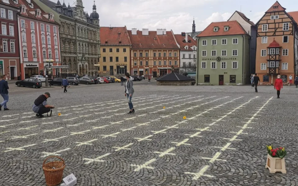 Kříže za oběti koronaviru jsou i na náměstí v Chebu