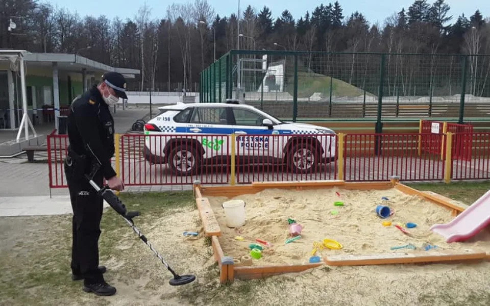 Policisté obsadili dětská hřiště, hledali stříkačky po narkomanech