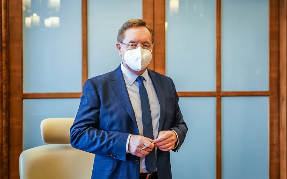 Vláda rozhodla: Na hřiště může 12 lidí, ale po dvojicích s rozestupy na deset metrů