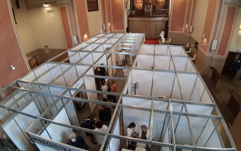 Sokolovské očkovací centrum sídlí v místním klášteře. 