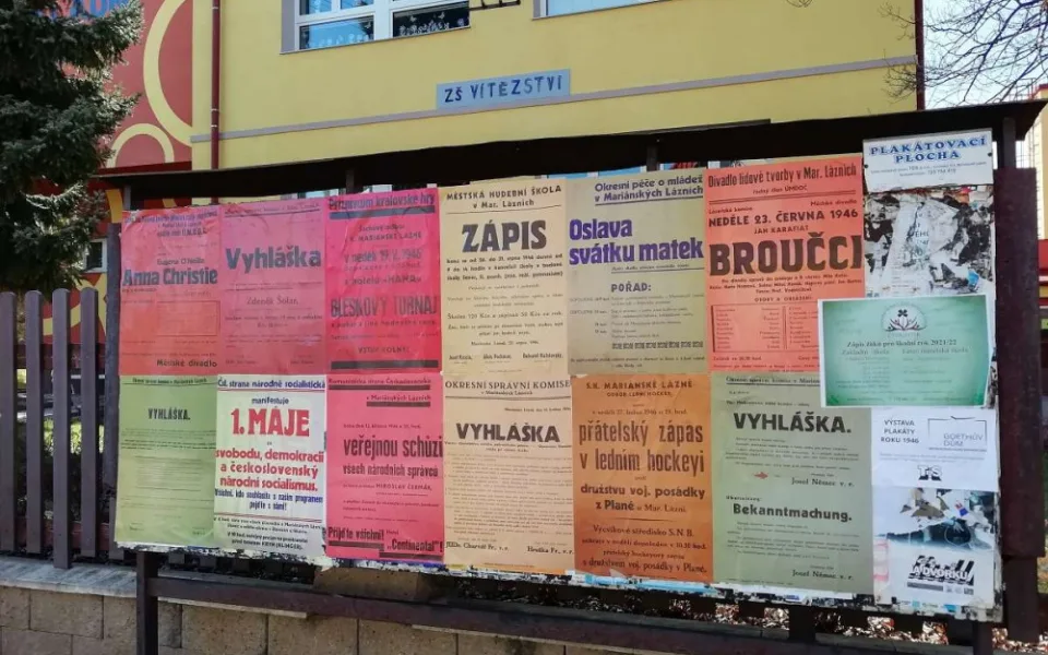 Reklamní plochy v lázeňském městě navrací místní obyvatele zpět do roku 1946