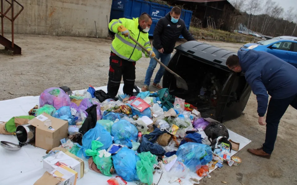 Lidé na třídění odpadu kašlou a vyhazují do černých popelnic i elektroniku nebo plasty
