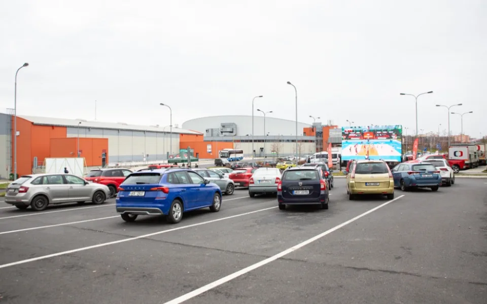 Před KV Arénou se i dnes otevře autokino.